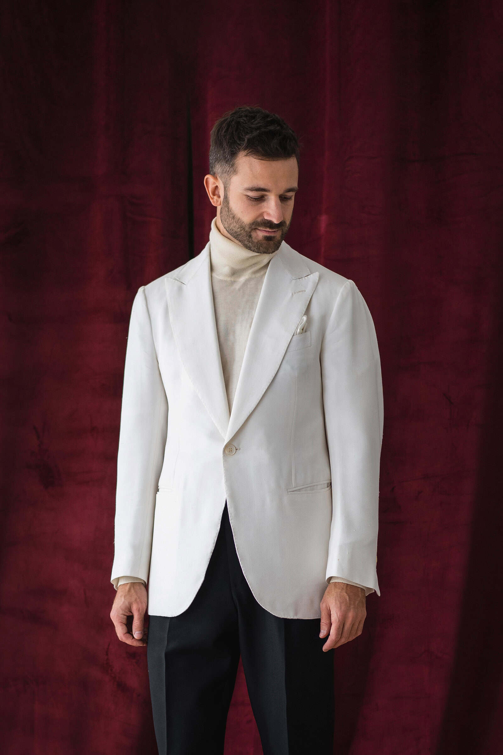 Cremefarbenes Maß-Sakko über cremefarbenem Rollkragenpullover, moderner Zeremonie-Look