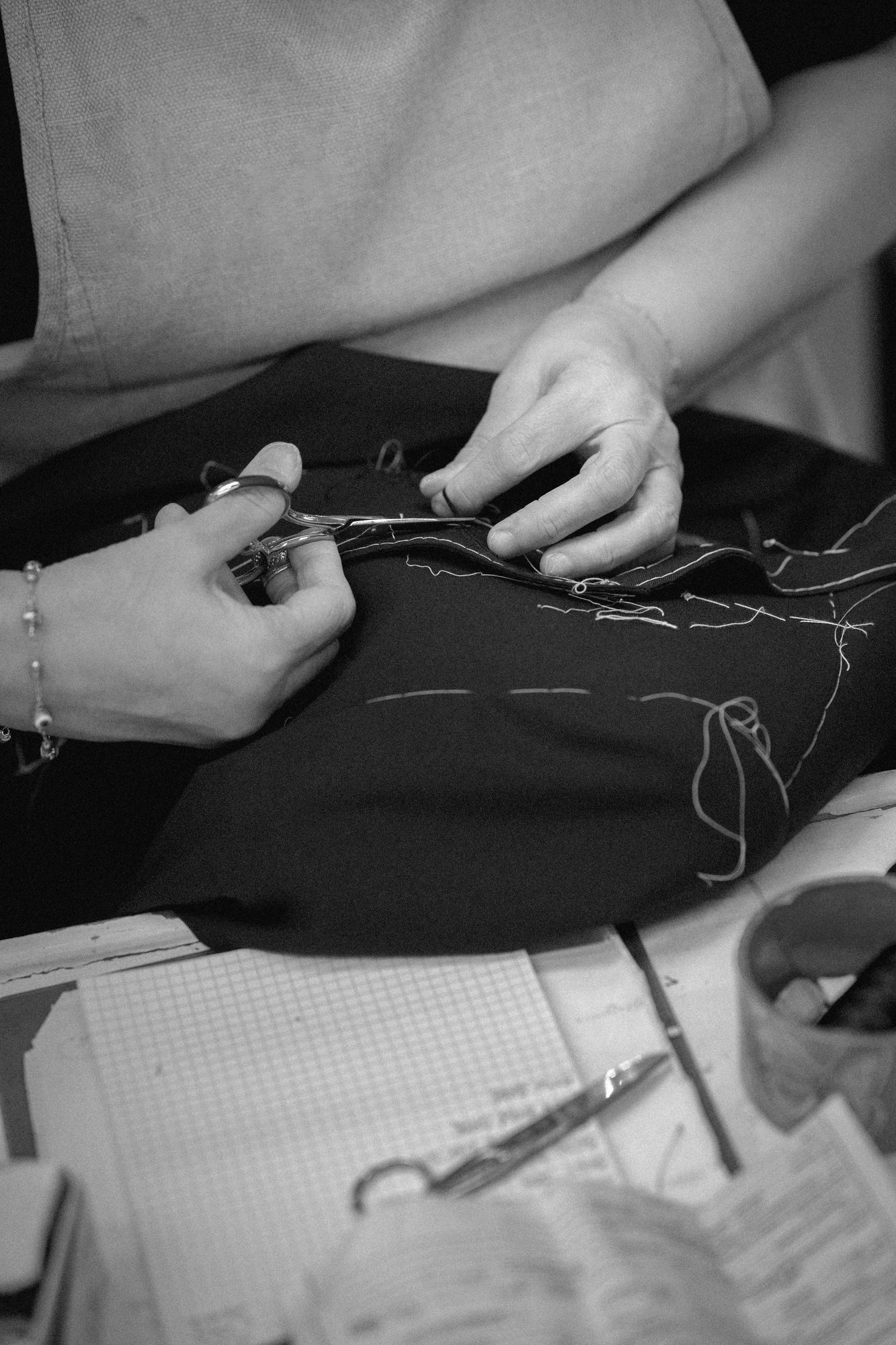 Handarbeit an einem Sakko der Linea Maestro in der MASSURA. Werkstatt in Italien