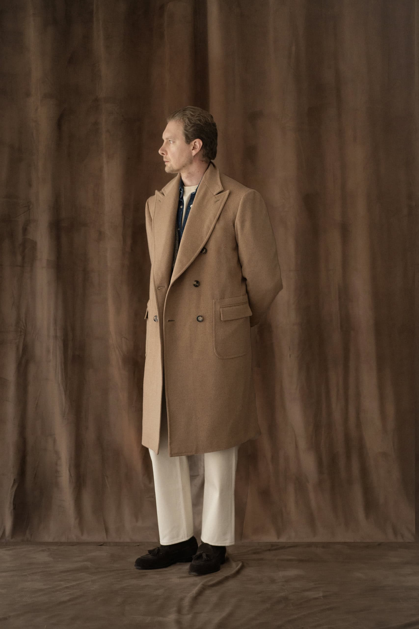 Zweireihiger Mantel in Camel mit cremefarbener Hose