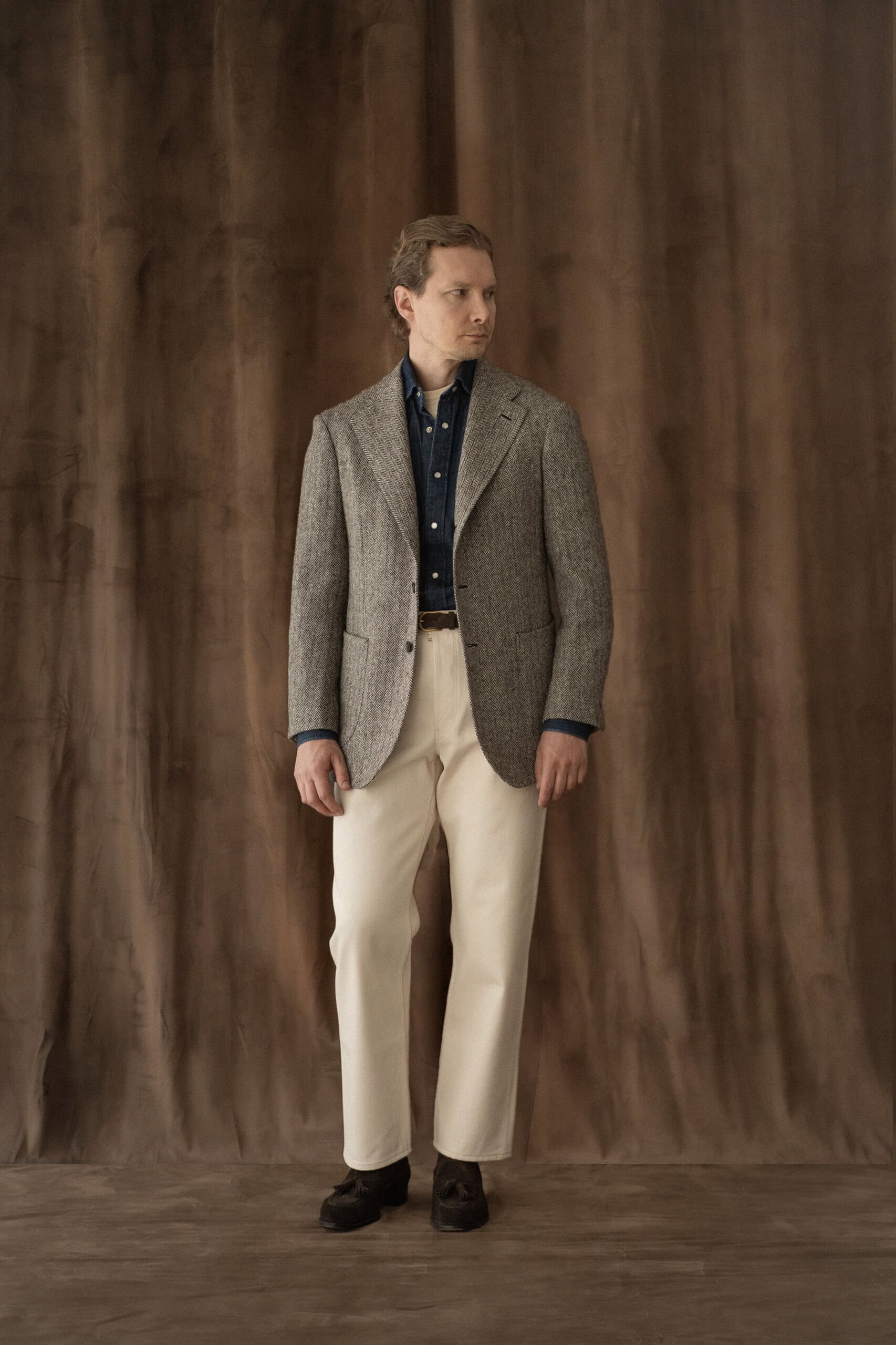 Grau meliertes Sakko mit Jeanshemd und cremefarbener Hose