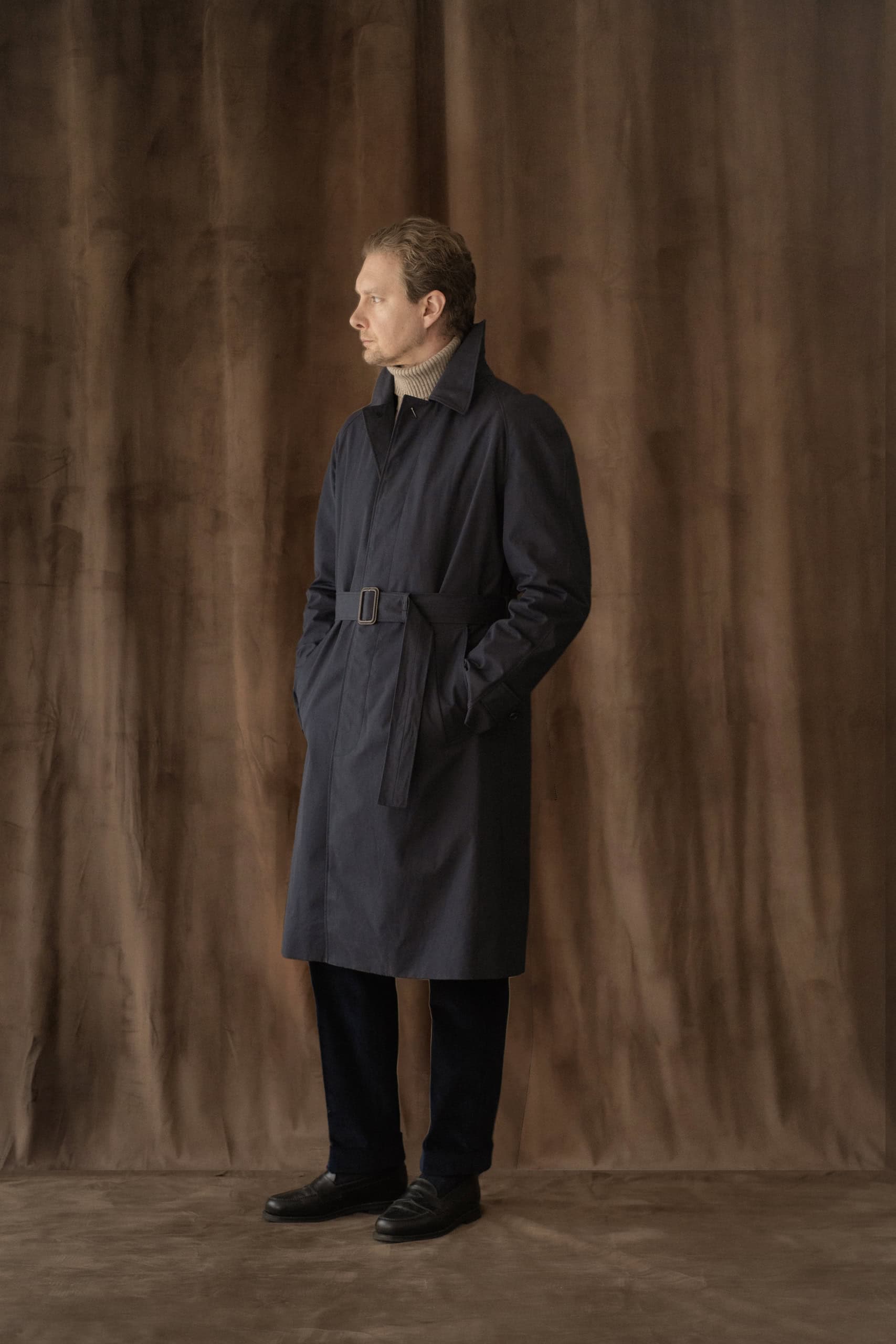 Mantel in Marine mit Gürtel und beigem Rollkragenpullover