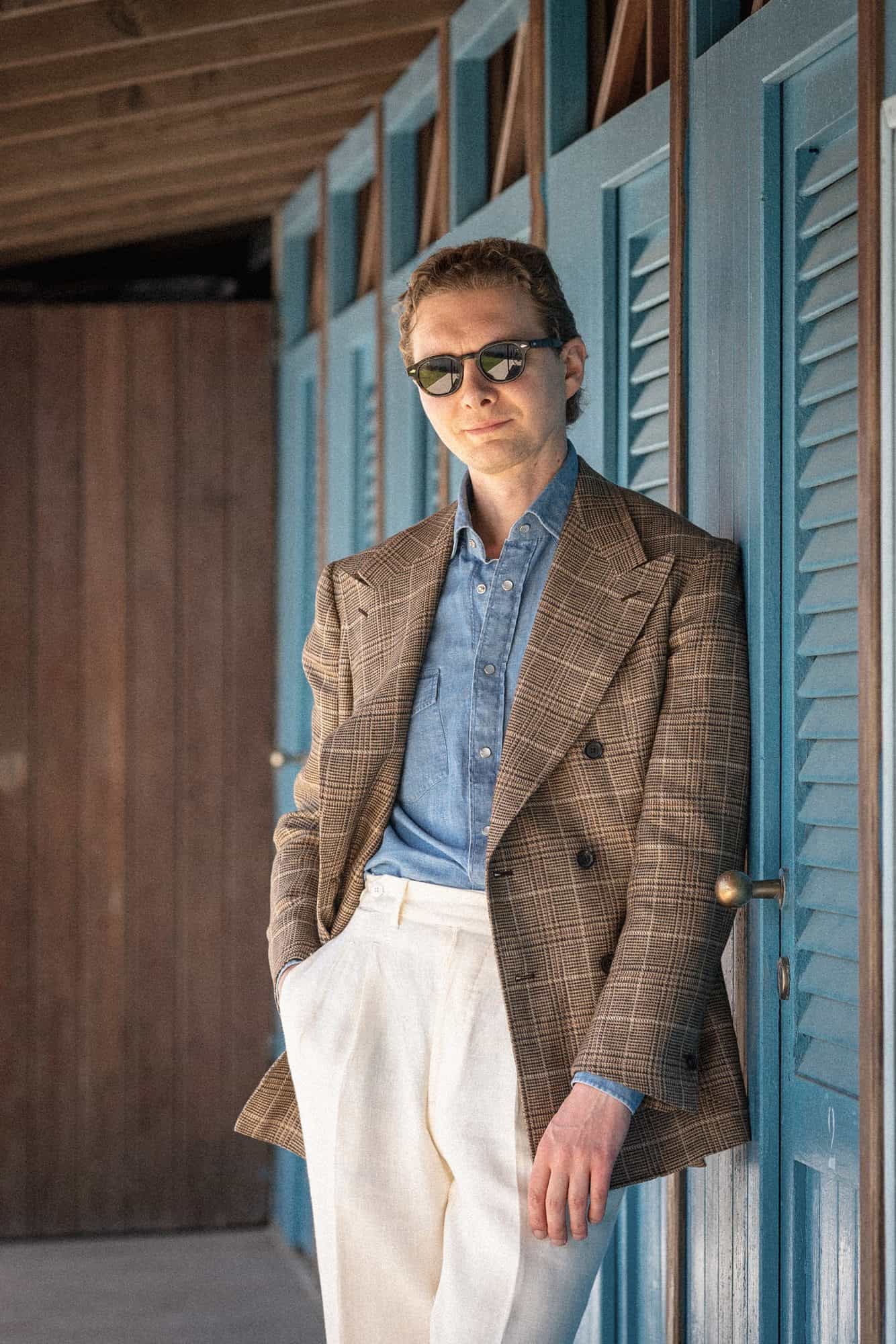 Zweireiher Portofino im Glencheck mit Jeanshemd und Leinenhose, im Riviera-Stil