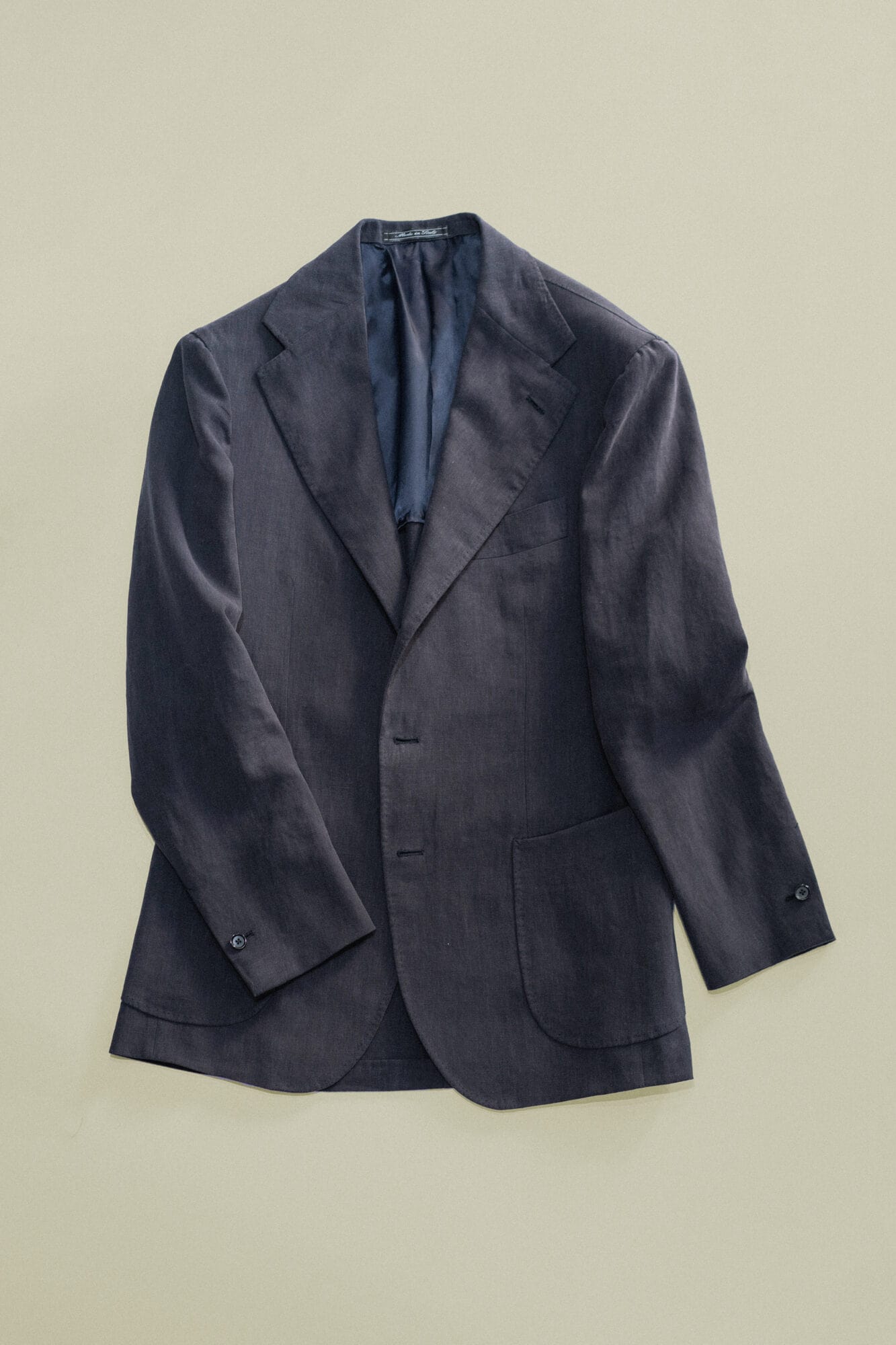Sakko Rapallo aus Leinen mit Spalla-camicia-Schulter, 3- Roll-2-Knopfstellung, Barchetta-Brusttasche und aufgesetzten Taschen
