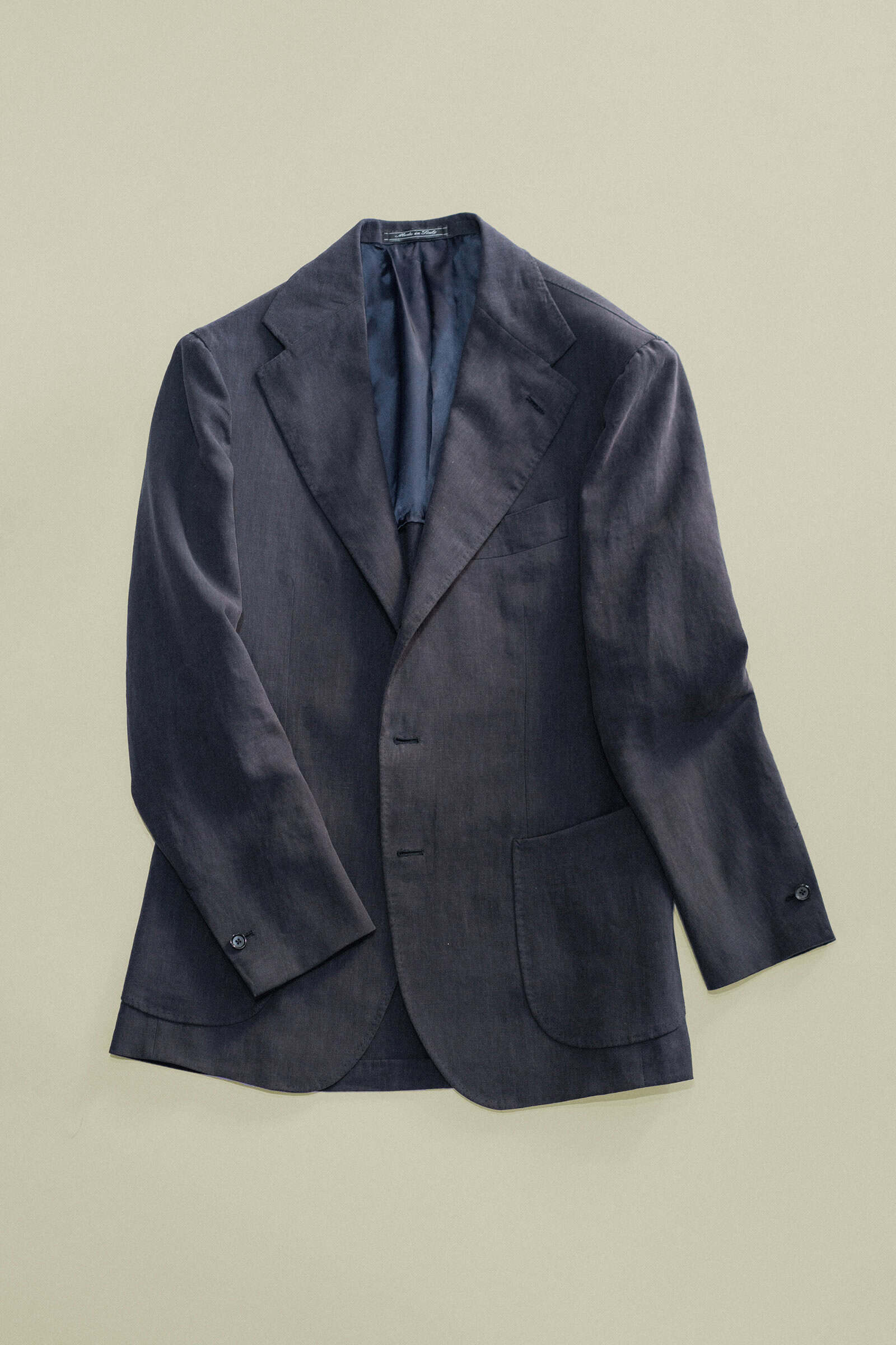 Sakko Rapallo aus Leinen mit Spalla-camicia-Schulter, 3- Roll-2-Knopfstellung, Barchetta-Brusttasche und aufgesetzten Taschen