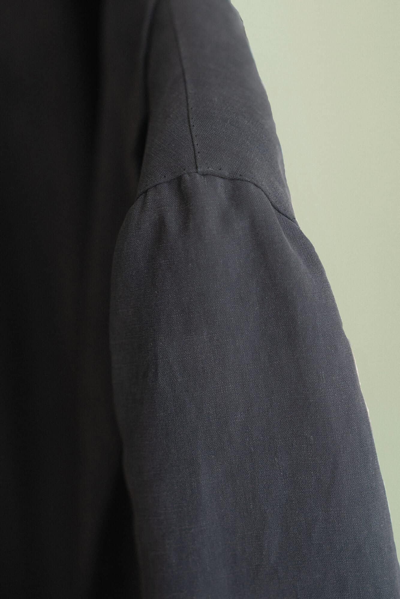 Ungepolsterte Spalla-camicia-Schulter an einem MASSURA. Sakko, Nahaufnahme des Ärmelansatzes