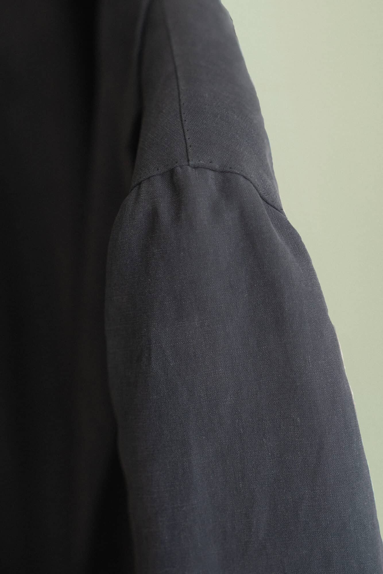 Spalla-camicia-Schulter ohne Polster: feine Fältchen am von Hand eingesetzten Ärmel